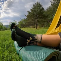 Merino vilnas pārgājienu zeķes ar vilka attēlu - tumši zaļas - Image 3